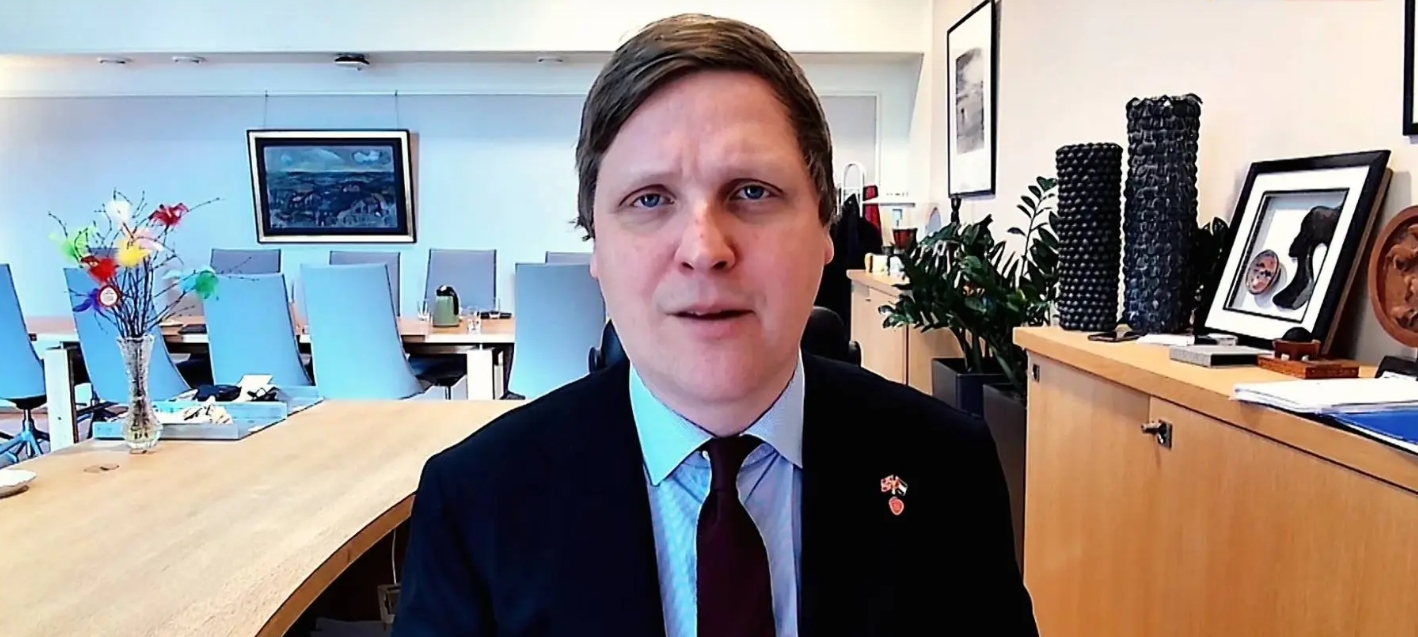 وزير نرويجي: إسرائيل تجوِّع الفلسطينيين في غزة وتخفيهم قسراً في الضفة