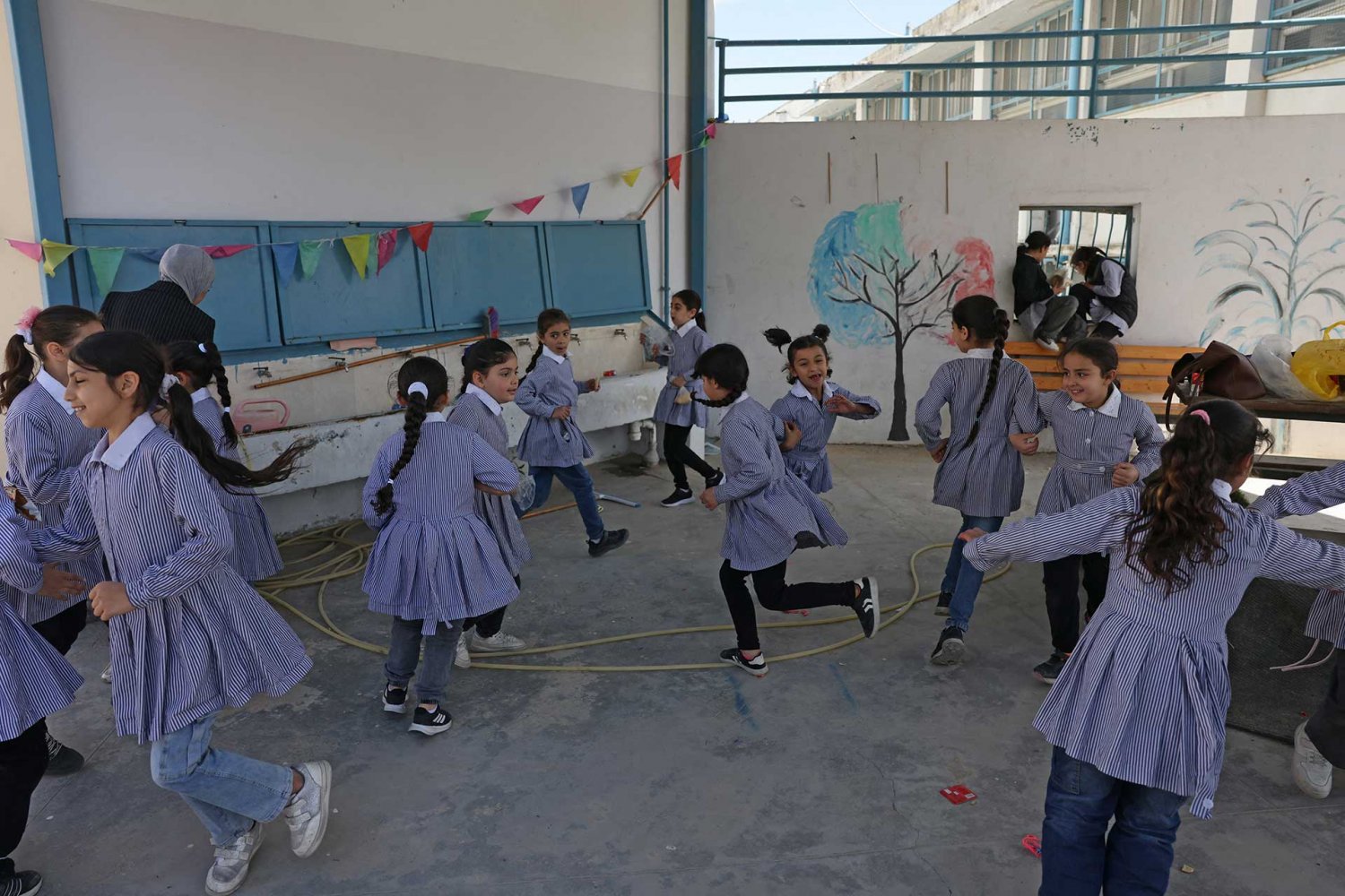 من تعديل المناهج إلى التوسع في فرض المنهاج الإسرائيلي على عشرات آلاف الطلبة الفلسطينيين  تطور غير مسبوق منذ احتلال القدس الشرقية عام 1967